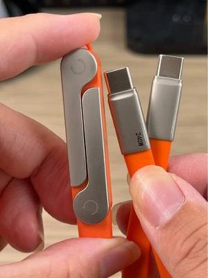 Carga y sostiene tu teléfono sin múltiples accesorios con este increíble cable de carga.
 #iPhonecharger #fifaworldcup2026 #phonestand #tiktokshop #TikTokShopDealsforYouDays 