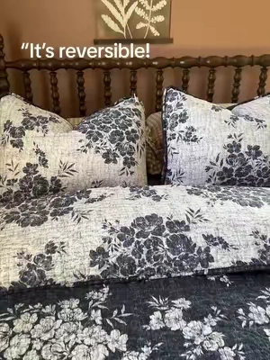 Two completely different looks in ONE quilt. 🖤🤍 I can’t decide which side I love more! 😍 The lighter floral is so pretty, but that dark side has my heart ❤️ #bedding #comfybedding #bedspread #quilt #coverlet 