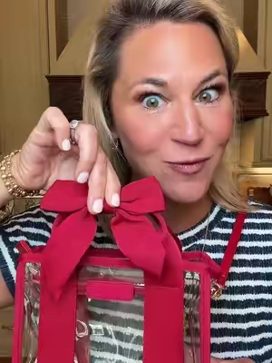 I’m freaking out over the new @Case-Mate jelly stadium bag 😍 It’s a MUST have for football season! Comment “jelly” and I’ll send you more details ❤️ #casemate #jellytote #stadiumbag #clearbag #purse 