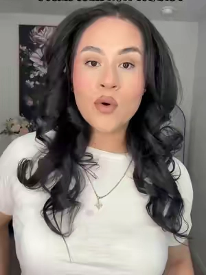 Me tome unas fotos con este peinado y quedé fascinada 🤩 recuerda usar mi código wavynancy para un descuento de $20 #wavytalkairshapepro #wavytalknewarrivals #airwrap #hairtok 