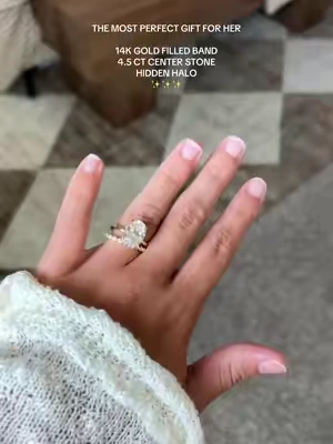 It’s so affordable right now 🤎👏🏼✨ #GiftForHer #ChristmasGift #EngagementRing #Relationship #Marriage 