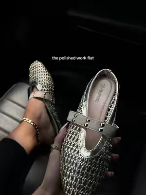 These mesh slip on flats are the perfect everyday shoe and the comfort level is so good ✨ @ADAMUMU #MeshFlats #WorkFlats #WomensShoes #EverydayStyle #StylishShoes