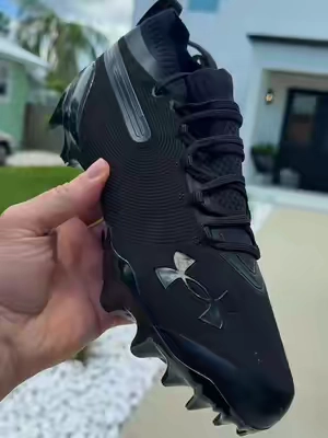 #tiktokshopcreatorpicks #TikTokshopbacktoschool #footballcleats #underarmour 