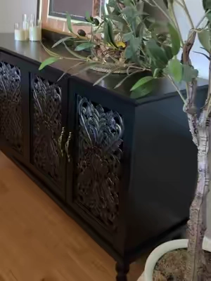 She’s stunningggg! Perfect way to hide the clutter 👌🏼🤞🏼 #storagecabinets #buffetcabinet #storagehacks #clutterfree #homedecor 