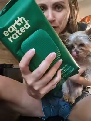 Earth Rated Hypoallergenic Dog Wipes are great for cleaning, hydrating and deodorizing #earthrated #dogwipes #petowners 