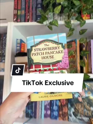The Strawberry Patch Pancake House by Laurie Gilmore got its own TikTok exclusive deluxe edition 🍓🥞 Sprayed edges, character art endpapers, foil-stamped hardcover AND it matches the rest of the Dream Harbor exclusives. Extremely limited quantities! 🤎 #LaurieGilmore #DreamHarbor #StrawberryPatchPancakeHouse #RomanceBooks #SpecialEditionBooks @HarperCollins 
