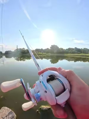 Loving the icy white on the centron lite! 🥶 #tiktokshopcreatorpicks #TikTokshopbacktoschool #kastkingusa #fishing #baitcaster @KastKingUSA 