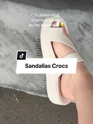 Wait… ¿estas son Crocs?! 😳🖤 Cómodas, minimalistas y con plataforma. Creo que encontré las sandalias que combinan con TODO este verano. #BackToSchool #TikTokshopbacktoschool #fashionfinds #crocs #comfortablesandals 