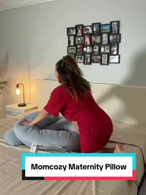 Encontrar una posición cómoda para dormir con la pancita no siempre es fácil 🤰✨ Esta almohada de maternidad Momcozy es súper esponjosita y te ayuda a darle apoyo al cuerpo para descansar mucho más cómoda durante el embarazo. #Momcozy #PregnancyPillow #Maternidad #EmbarazoComodo #MomToBe 