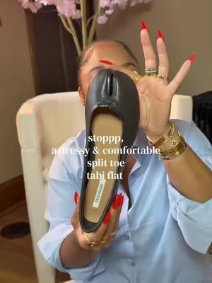 How fabulous, chic & cutsey are these split toe tabis!? 🤩 I love mine! @stevemadden #tabishoes #flatshoes #casualshoes #officeshoes #stevemadden 