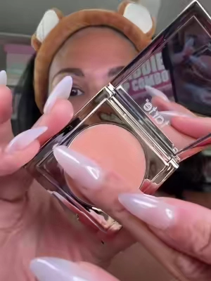 ALWAYS have a cc corrector with you bc look at how gorg that made my skin look 🥰 @tarte cosmetics #tartecosmetics #ccundereyecorrector #tarteccundereyecorrector #colorcorrector #trippinwithtarte 