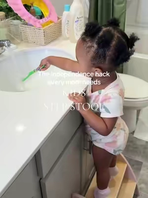 The independence hack every mom needs. They’re little but capable of so much, which is the sweetest part of watching them grow 🥹 #toddlerstepstool #stepstool #toddlermusthaves #toddlermom #momhacks 