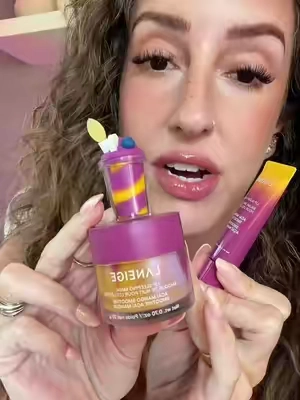 LANEIGE really said your lips deserve the full smoothie treatment 🥭💜 The Açaí Mango Lip Sleeping Mask is already delicious, but the cute topper that holds the spatula?! Genius. And paired with the Lip Glowy Balm trio, my lips are officially set for day AND night. ✨ @laneige_us  #LANEIGE #LaneigeLipMask #AcaiMango #LipSleepingMask #LipGlowyBalm