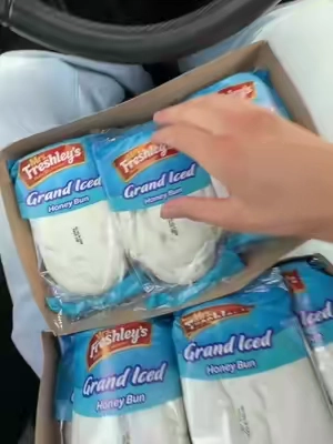 I love me some iced honey bunds #honeybuns #snack #bundle 