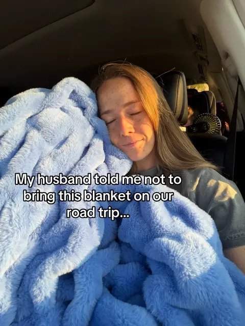 This blanket is hands down THE SOFTEST blanket EVERRRR I truly will not go anywhere without it. This is the size large- PERF SIZE TO cuddle with!!! #comfrt #comfrtdreamerblanket #blanket #travelhack #bedding @Comfrt 