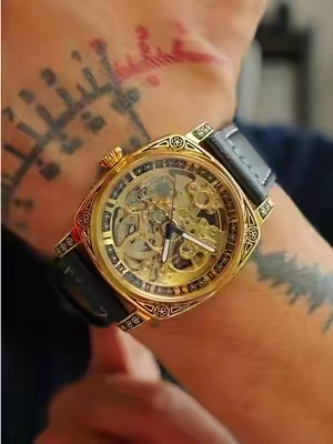Reloj mecánico para hombre con diseño open heart, movimiento visible, correa de piel y detalles luminosos. Un reloj llamativo para complementar outfits casuales o más arreglados. #WatchesForMan #RelojesParaHombre #RelojMecanico #OpenHeartWatch #EstiloMasculino 
