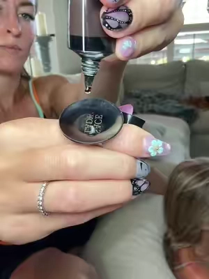 One of the easiest ways to save money is doing your own eyebrows at home and with kits like this one from @SACE LADY COSMETIC it’s even simpler! #eyebrowtint 