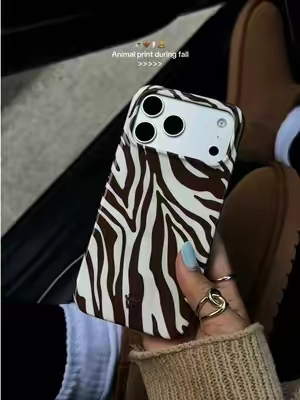 fall is when animal print THRIVES 🫶🏼 @Velvet Caviar #velvetcavair #phonecase #cutephonecases #animalprint #fallaesthetic 