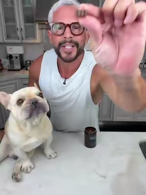 Si tu perro es parte de tu familia, también quieres darle lo mejor todos los días. 🐶❤️ @Dog is Human Daily Multivitamin es un suplemento diario creado para complementar su alimentación con nutrientes que apoyan su bienestar general, incluyendo la piel y el pelaje, la digestión, las articulaciones y el sistema inmune. Y lo mejor en mi casa: ¡Geronimo cree que es un premio! 😂🐾 Se lo doy todos los días y él viene feliz a buscarlo. 👉 ¿Quieres probarlo con tu perro? Toca el carrito naranja y encuentra Dog is Human en mi TikTok Shop. #DogIsHuman #frenchbulldog #DogSupplements #DogHealth #frenchie 
