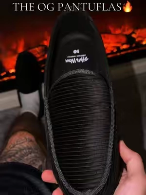 The Shaka Wear OG Pantuflas are a whole vibe 🔥🪵 Clean, comfortable + that classic laid-back look that makes these the perfect men’s house shoes. Easy to throw on, easy to style and seriously comfortable for everyday wear. 🥃 Most Loved on TikTok Shop for a reason. Super affordable + FREE shipping on orders over $30+ so bundle it up with some other cool @ShakaWear apparel!😮‍💨🔥#shakawear #houseshoes #mensfashion #streetwearstyle #TikTokShopFinds 