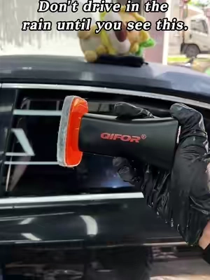 There are small water dropletsattached to the the rain, and the rearview mirror is blurry. It is recommended to try this thing.#car#carcleaning #rainydays#oilfimcleaner #secondhandcar 
