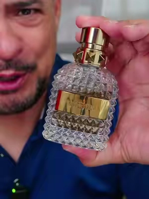 Valentino Uomo Eau de Toilette para hombre con notas de avellana, chocolate, café tostado, cuero y cedro. Un perfume gourmand amaderado ideal para tardes, noches y ocasiones especiales. #TikTokShop #ValentinoUomo #MensFragrance #MostLoved #Cologne 