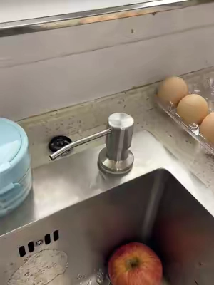 "Guarda el jabón debajo del fregadero, presiona y listo. Más espacio y más comodidad en la cocina. #dispensadordejabón #utensiliodecocina #limpiezasinesfuerzo #fregaderointeligente #DealsForYouDays  "