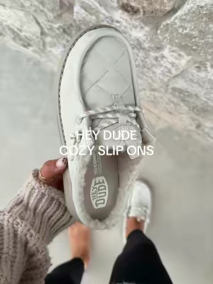 you’re KIDDING me @HeyDude the literal perfect clogs for fall & winter. obsessed is an understatement  #heydudes #sliponshoes #cozyshoes #fallshoes #wintershoes 