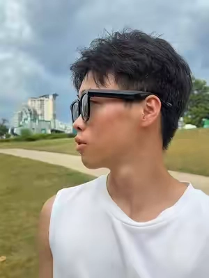 Smart glasses just hit different 😎🕶️✨🤖 #tiktokshop #aitiktokshop #fyp #fashion #tiktokmademebuyit #glasses #fashiontiktoks #aiglasses #cameraglasses #Tech #smarteyewear #camera