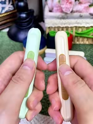 🧵 2‑in‑1 sewing tool, one‑second needle threading plus handy seam ripper #SewingHacks #SewingTools #fyp #TikTokShop#fouryou 