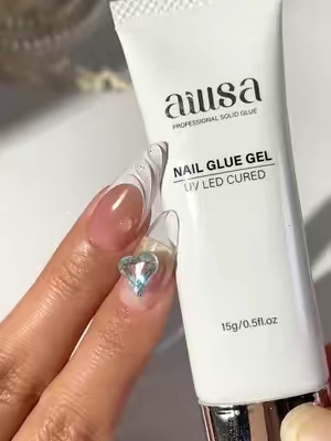 The most unexpected thing? This nail glue doesn't leave my fingers feeling sticky. 👀💅#nailhack #fypage #easynails #naildesigns #aillsanailglue 