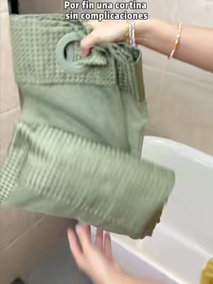 No más baños húmedos y desordenados este verano. #bathroommakeover #bathroomaccessories #showercutain #waterproofmakeup #tiktokshop 
