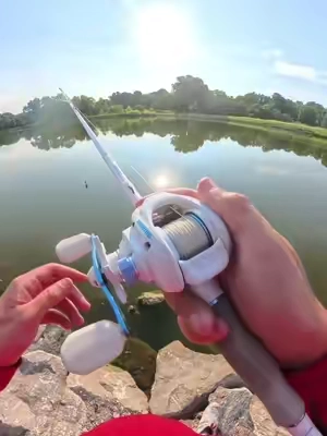 Loving the icy white on the centron lite! 🥶 #tiktokshopcreatorpicks #TikTokshopbacktoschool #kastkingusa #fishing #baitcaster @KastKingUSA 