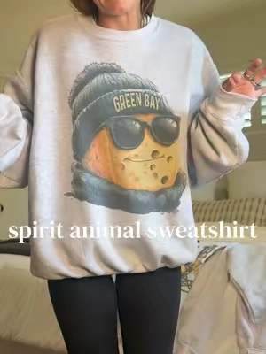 how fun are these football sweatshirts 🏈👏 what I will be living in all season!! @PartyOnShop #football #footballsweatshirt #gameday #footballseason #vintage 