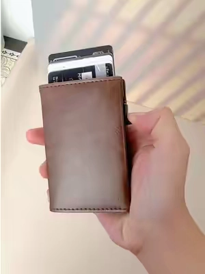👝 Cartera delgada para hombre 🛡️ Protección RFID anti clonación 💳 Tarjetero de aluminio resistente 👖 Ultra slim, no abulta ✨ Diseño minimalista 💸 ¡Precio en oferta, aprovecha! #fyp #elamorestaenelcarr#NewArrivals#tiktokshopstockup#summervibes