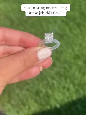 If you’ve been looking for a silicone ring that doesn’t look plain, this one is definitely worth checking out. It looks so much more elevated than the typical silicone bands. ✨ #Rinfit #SiliconeBand #ComfortFitRing #TikTokshopbacktoschool  #EverydayRing