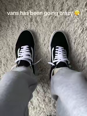 I recommend sizing up a half size with these vans low pros #vans #vansskate #vansoffthewall 