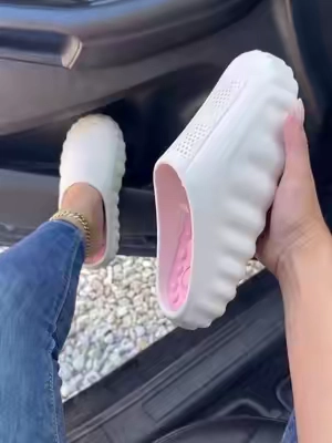 The product is in the cart, my dear friends. #shoes #womenshoes #sneakers 