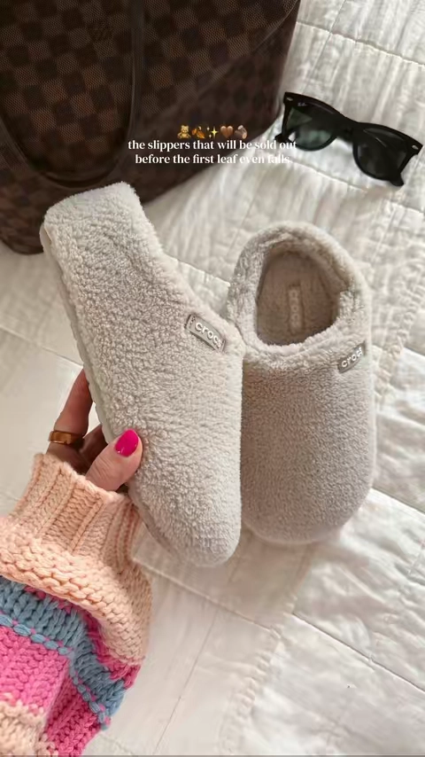 #crocs #crocsslippers #christmasgiftideas #fallshoes @Crocs 