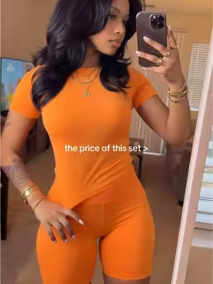 Wearing orange always boosts my mood 🧡 #dealsforyoudays #twopieceset #loungewear #OOTD 