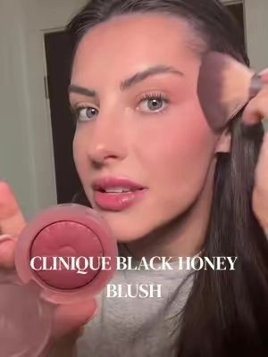 The most iconic shade in a powder blush🖤🍯 @Clinique Store #Clinique #BlackHoney #blush #tiktokshopcreatorpicks #TikTokshopbacktoschool 