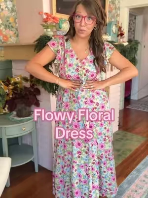 Floral & Flowy and super cute!! ☺️ #dresses #floraldress #maxidress @BloomChic 