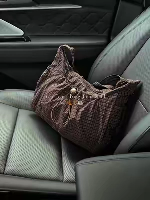 Perfect for fall 🍂 @BaeBag #purse #crossbodybag #shoulderbag #fallstyle 