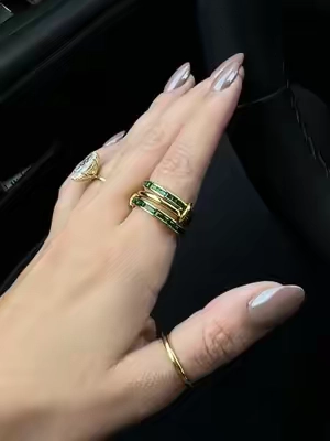 This emerald ring stack is gorgeous #ringstack #pavoi #ring 