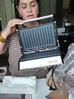 Si te gustan los sándwiches bien doraditos y crujientes, esta prensa eléctrica te facilita muchísimo la comida en casa 😍 Tiene doble placa antiadherente y es perfecta para preparar paninis, sándwiches y más de forma práctica. #MegaChef #PaniniMaker #CocinaEnCasa #TikTokShopFinds #Electrodomesticos