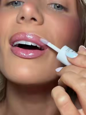 Ohhh that shimmer is STUNNING🤩✨💫 @NOONI #newdropsforyou #shimmerlipoil #noonilipoil #BeautyTok #glitterlip 