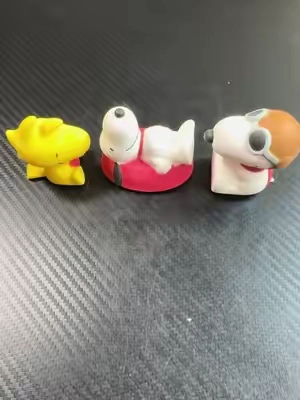 🐶✨ Your next favorite desk buddy just dropped! These officially licensed Peanuts SquiSHU Capsule – A Day with Snoopy (Series 1) collectibles are irresistibly soft, squishy, and perfect for Snoopy fans, collectors, and anyone who loves cute blind box surprises. Display them on your desk, squeeze them to relieve stress, or collect the full series featuring Snoopy and Woodstock in adorable everyday poses. These make a fun gift for Peanuts lovers of all ages and are a must-have addition to any collection. #Snoopy #Peanuts #blindbox #squishy #squishies 