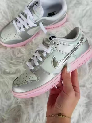 The metallic is soooo pretty 😍  #nike #nikedunk #pinkshoes #womenshoes #flykicks 