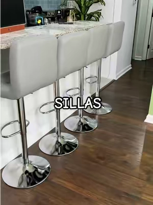 Un detalle que puede transformar por completo tu cocina. ✨ Estas sillas tienen asiento acolchado y reposapiés para sentarte mucho más cómodo. Puedes ajustar la altura según tu isla o barra y además giran 360°. Su diseño moderno en cuero sintético y estructura metálica hace que se vean elegantes sin perder funcionalidad. 😍 #homeessentials #barstool #sillas #TikTokshopbacktoschool #KitchenHacks 