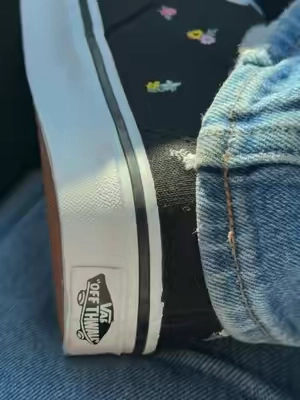 The embroidered flowers on these vans are so cute💐🌷🌻 #vans #floralvans #backtoschool #backtoschoolshopping #casualshoes 